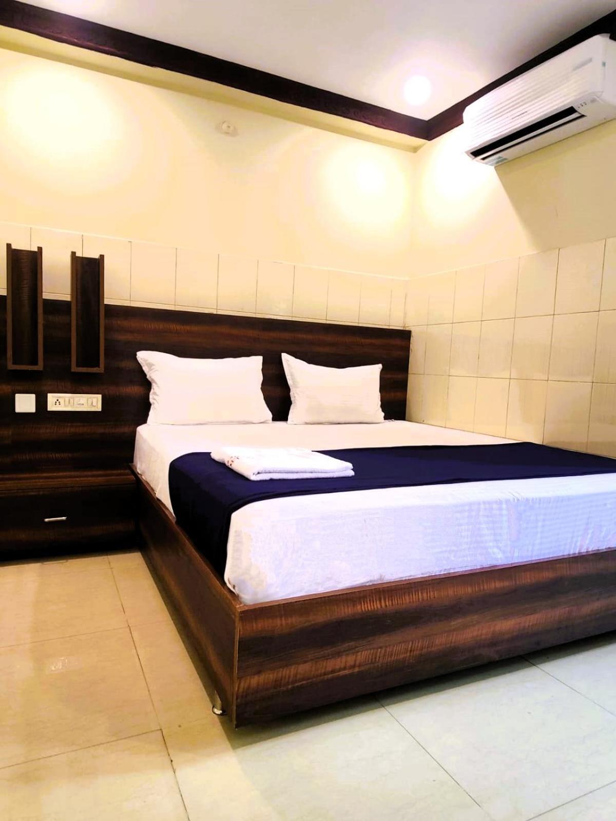 Hotel The Livin Residency Visakhapatnam Exterior foto